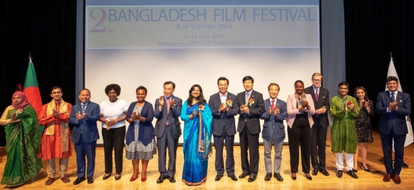 성장현 용산구청장(가운데)이 11일 용산아트홀에서 열린 제2회 방글라데시 영화제 개막식에 참석했다