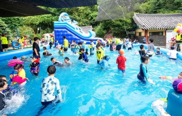 2일 오전 서울 용산구(구청장 성장현) 효창공원에 설치된 어린이 물놀이장에서 아이들이 수영을 즐기고 있다