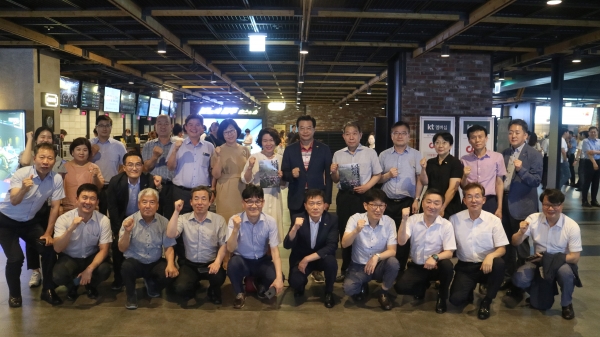 성장현 용산구청장(뒷줄 우측 6번째)과 구청 간부 공무원들이 지난 8일 저녁 CGV용산아이파크몰을 찾아 영화 '봉오동 전투'를 단체관람했다