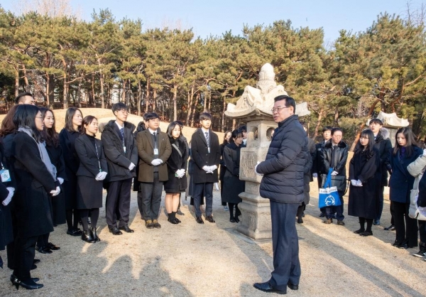 성장현 용산구청장(가운데)과 신규 공무원들이 3일 임용식 후 효창공원 백범 김구 묘소를 찾아 참배했다