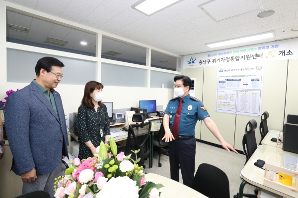 성장현 용산구청장(왼쪽)이 24일 구 위기가정통합지원센터를 찾은 김창룡 신임 경찰청장과 환담을 나눴다
