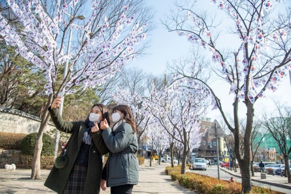 23일 효창공원을 찾은 시민들이 태극기 트리 앞에서 사진을 찍고 있다