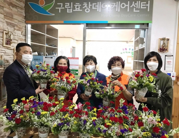 용산구 자원봉사센터 봉사자들이 6일 구립효창데이케어센터를 찾아 카네이션 꽃바구니를 전달했다