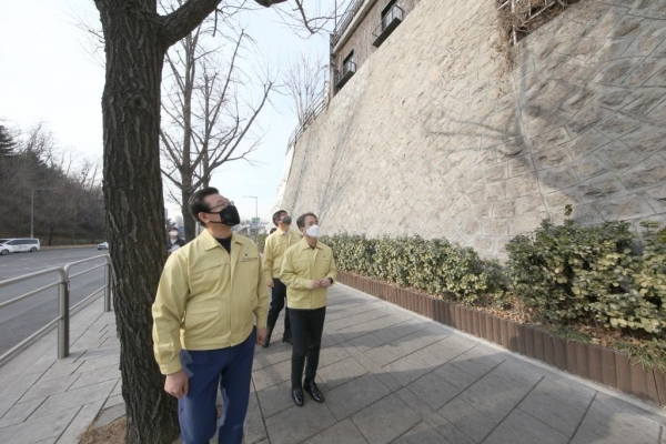 성장현 용산구청장이 이태원 초교 앞 옹벽 안전상태를 살펴보고 있다