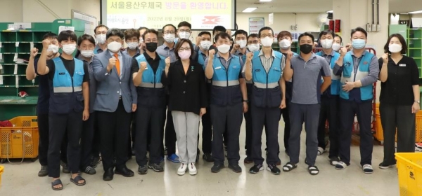 우체국 직원들과 기념촬영하는 박희영 용산구청장(사진 가운데)