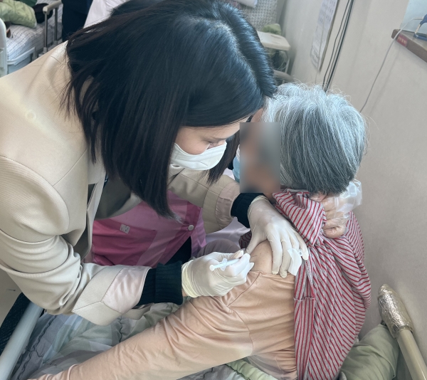 23일 구립한남노인요양원에서 진행된 백신 접종 장면