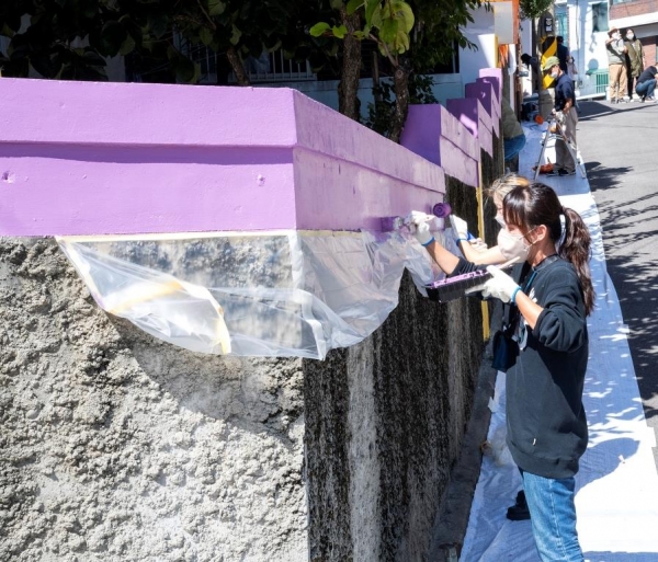 지난 9월 자원봉사자 30여명과 청파동주민센터 직원들이 함께 청파동 골목길 벽화 그리기 봉사에 나섰다