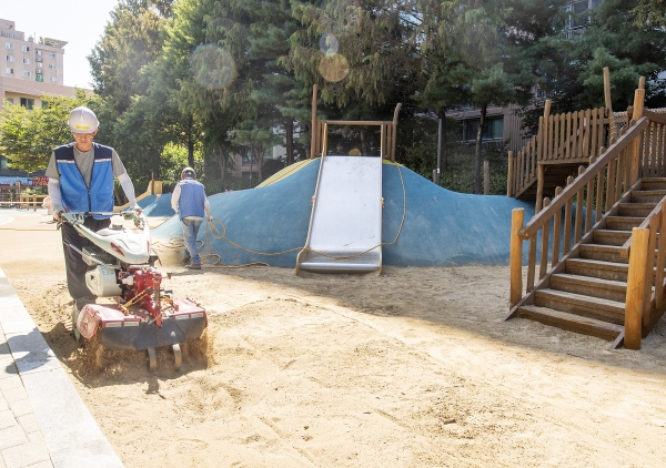 지난 7일 강변소공원 창의어린이공원에서 전문장비 모래소독을 실시했다