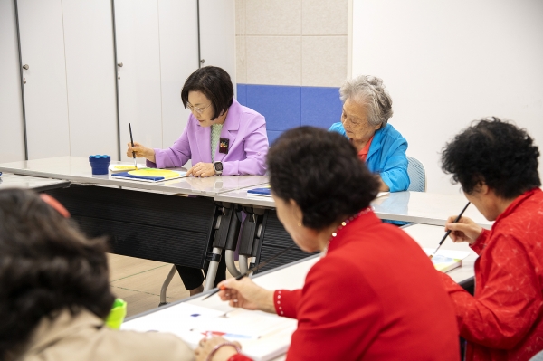 21일 박희영 용산구청장이 구 치매안심센터 인지 프로그램에 참여했다
