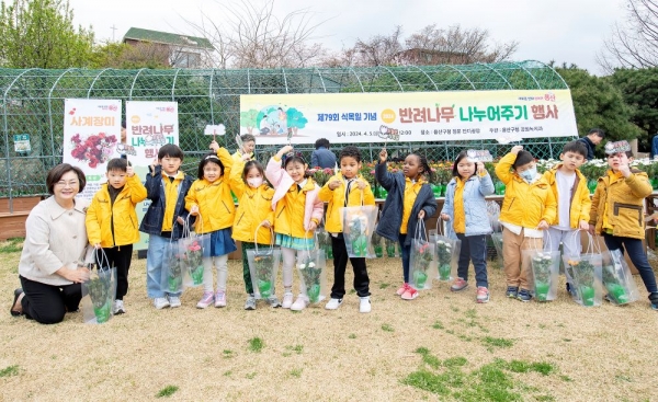 지난 5일 ‘반려나무 나눠주기 캠페인’ 행사에 참여한 박희영 용산구청장 (사진=용산구청제공)