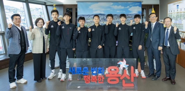 지난 22일 배문고 육상부 선수들이 박희영 용산구청장(왼쪽에서 두 번째) 집무실을 방문해 면담했다 (사진=용산구청제공)