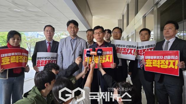 ▲장영하 승리캠프 진실대응전략단장이 10일 서울남부지법에서 대통령 후보 선출 취소 효력정지 가처분과 관련 취재진들의 질문에 답변하고 있다./승리캠프
