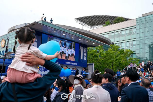 (사진=김진태 기자) 이건 함께 봐야해! 아이 목마 태워주며 유세장 찾은 아빠