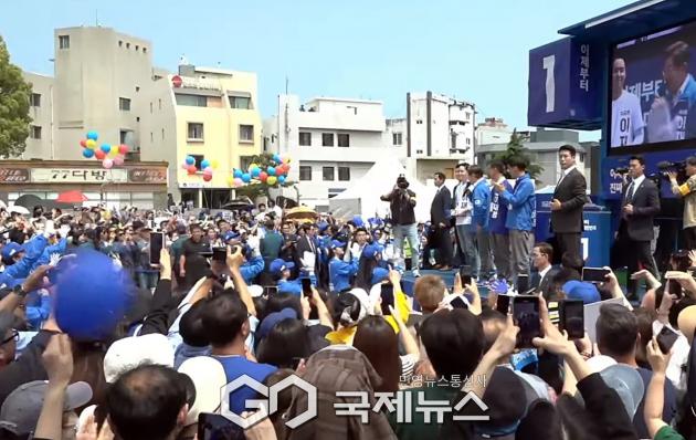 ▲이재명 더불어민주당 대통령 후보는 22일 제주 유세에서 민주당 국회의원들과 함께 도민들에게 인사를 하고 있다./델리민주