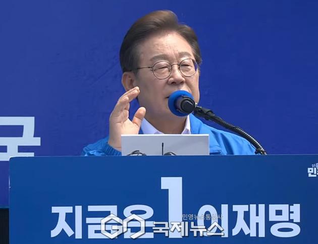▲이재명 더불어민주당 대통령 후보는 22일 오전 제주 유세에서 재생에너지 사회로 신속하게 넘어가야 하고 제주도가 대한민국의 재생에너지 선도, 모범적 도시가 될 것이고 그것이 제주도의 새로운 기회가 될 것이라고 말하고 있다./델리민주