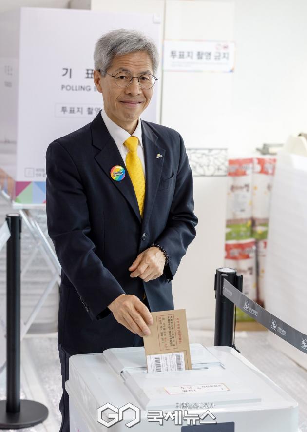 ▲권영국 민주노동당 대통령 후보는 29일 오전 여수 주암마을회관에서 기후위기와 일자리에 대한 문제의식과 목표 의식을 담아 사전투표를 하고 있다./민주노동당
