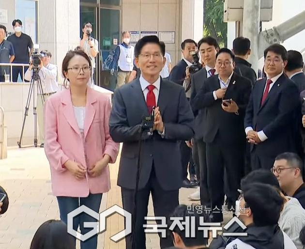 ▲김문수 국민의힘 대통령 후보는 29일 오전 딸과 함께 인천 계약구에서 사전투표를 마친 후 기자들의 질문에 답변하고 있다./사진=이용우 기자 