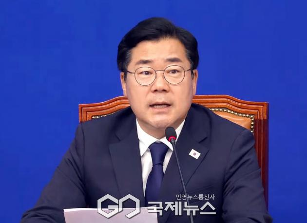 ▲박찬대 더불어민주당 대표 직무대행 겸 원내대표는 9일 오전 국회에서 최고위원회의를 주재하며 당 차원 물가관리TF 구성하고 당정협의를 통해 국민이 민생현장에서 체감할 수 있는 대책을 신속히 마련하겠다고 밝히고 있다./사진=이용우 기자