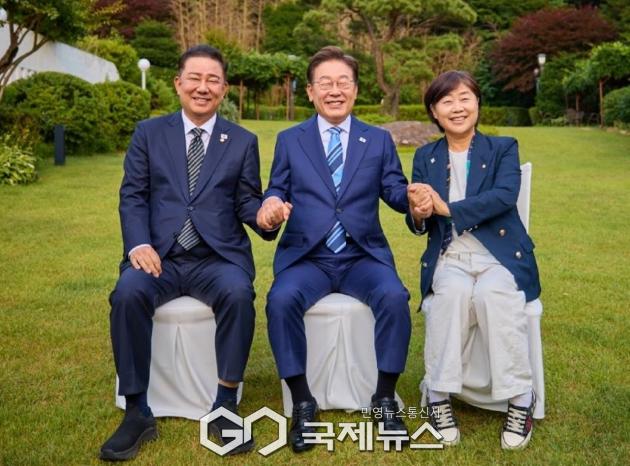 ▲이재명 대통령 여권 지도부 만찬에서 김병기 의원과 서영교 의원/국제뉴스DB