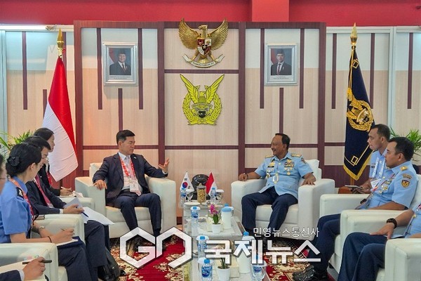 석종건 방위사업청장과 테디 리잘리하디 인니 공군 참모차장이 면담 중이다.