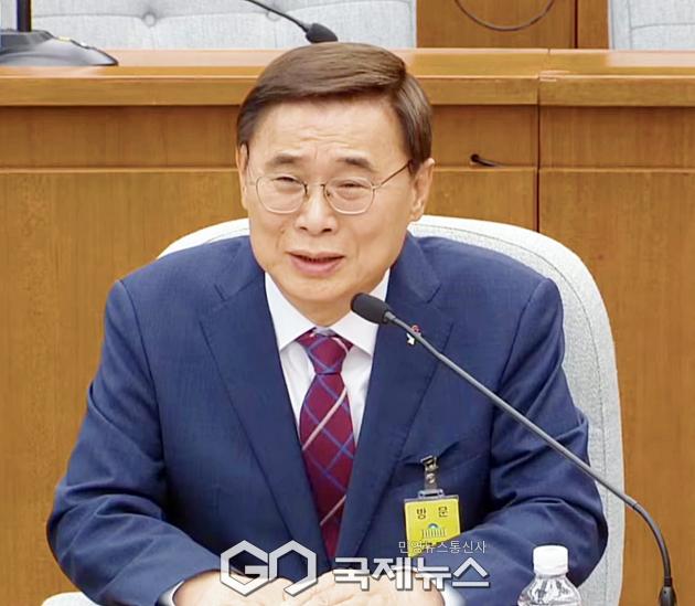 ▲이종석 국정원장 후보자는 19일 오전 국회 정보위원회 인사청문회에 출석해 여야 의원들의 질의에 답변하고 있다./사진=이용우 기자